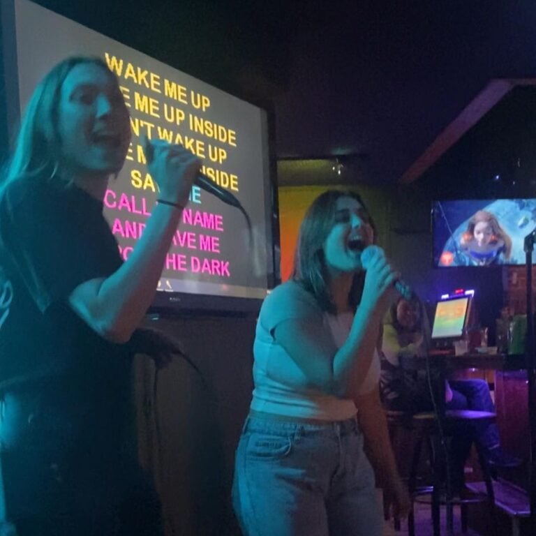 two-girls-sing-karaoke-at-banter-bar-west-los-angeles